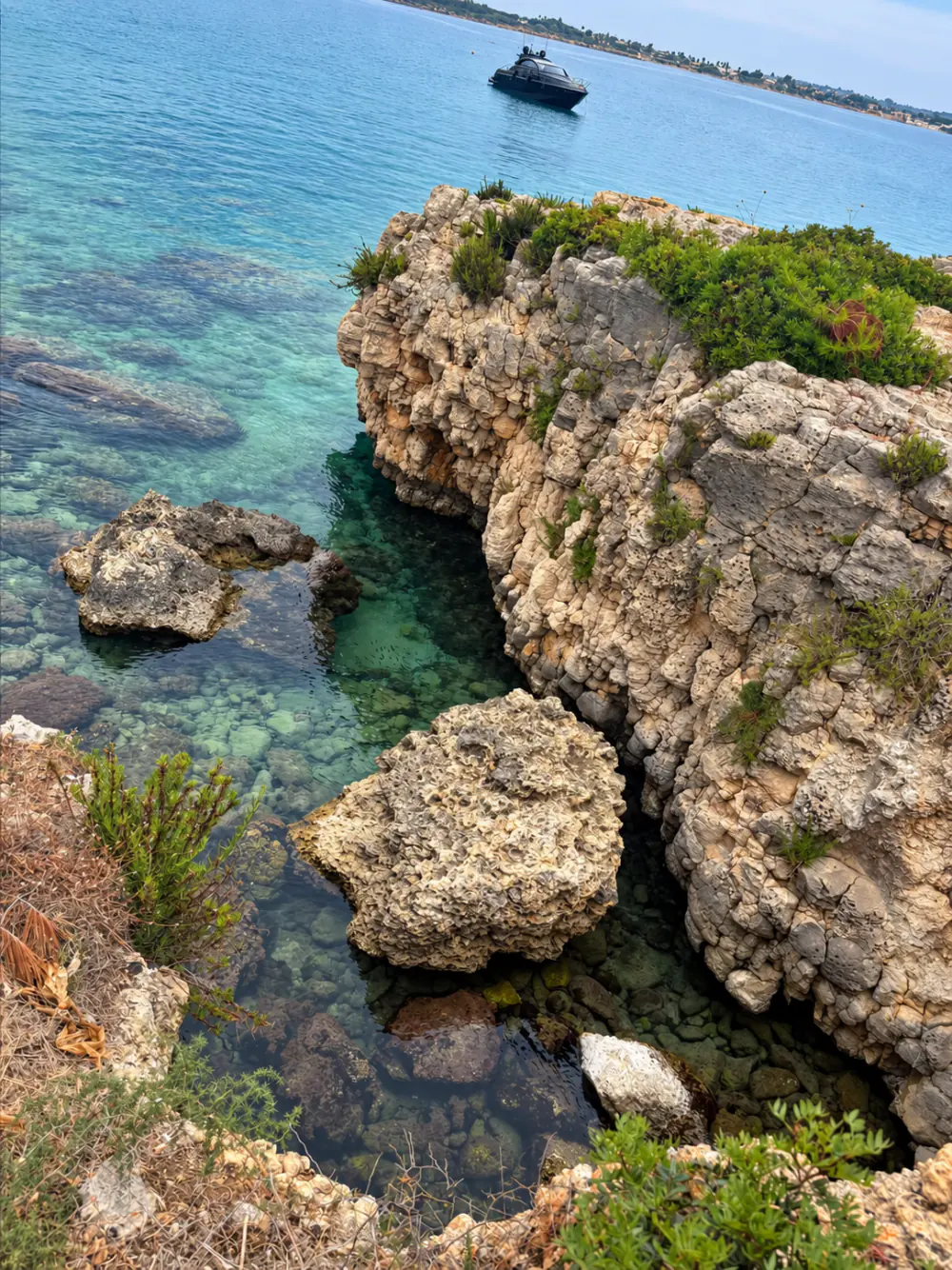 Caletta dall'acqua trasparente all'Arenella, vicino a Siracusa
