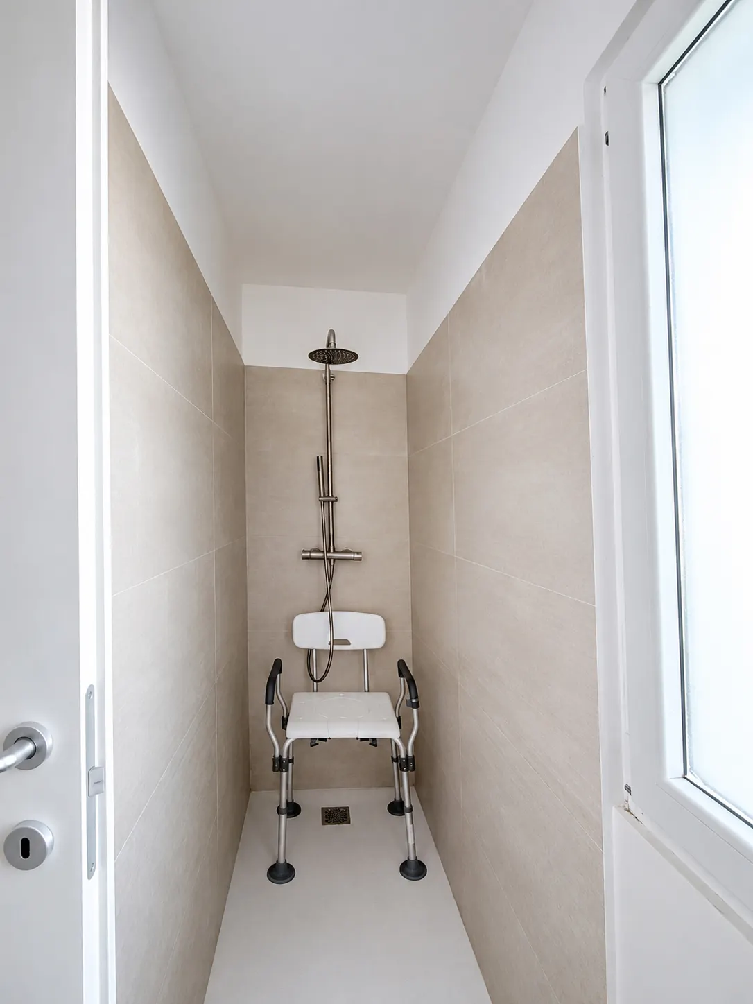 La doccia del secondo bagno, con seggiolino per disabili