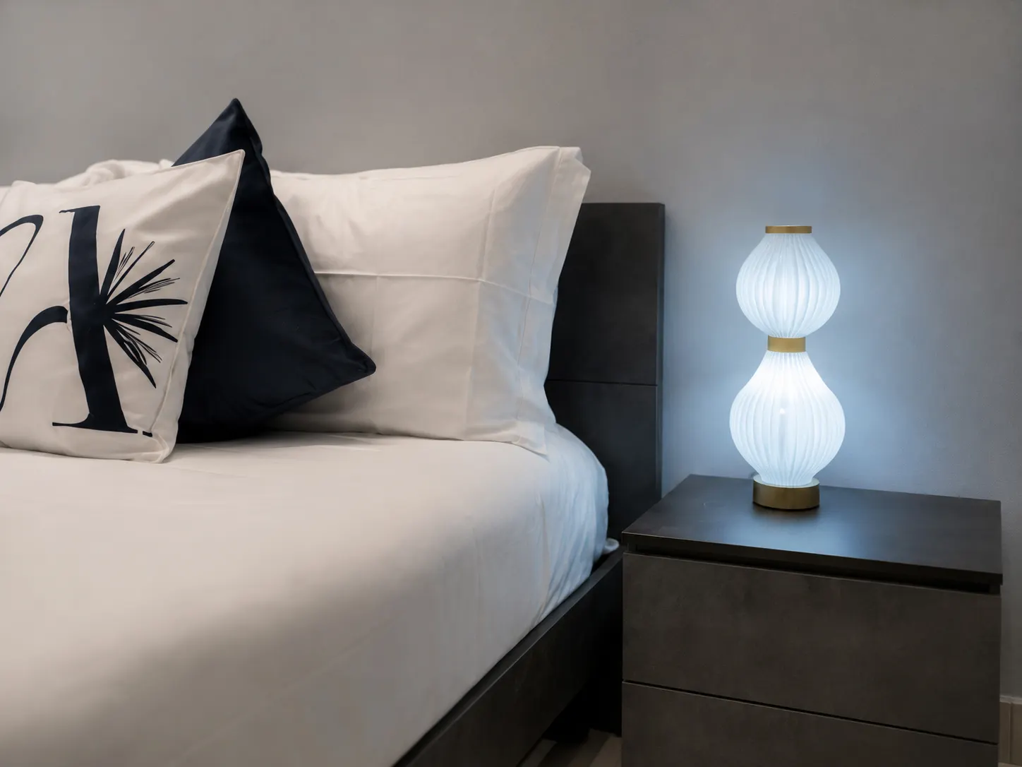 Il letto matrimoniale con la lampada da comodino