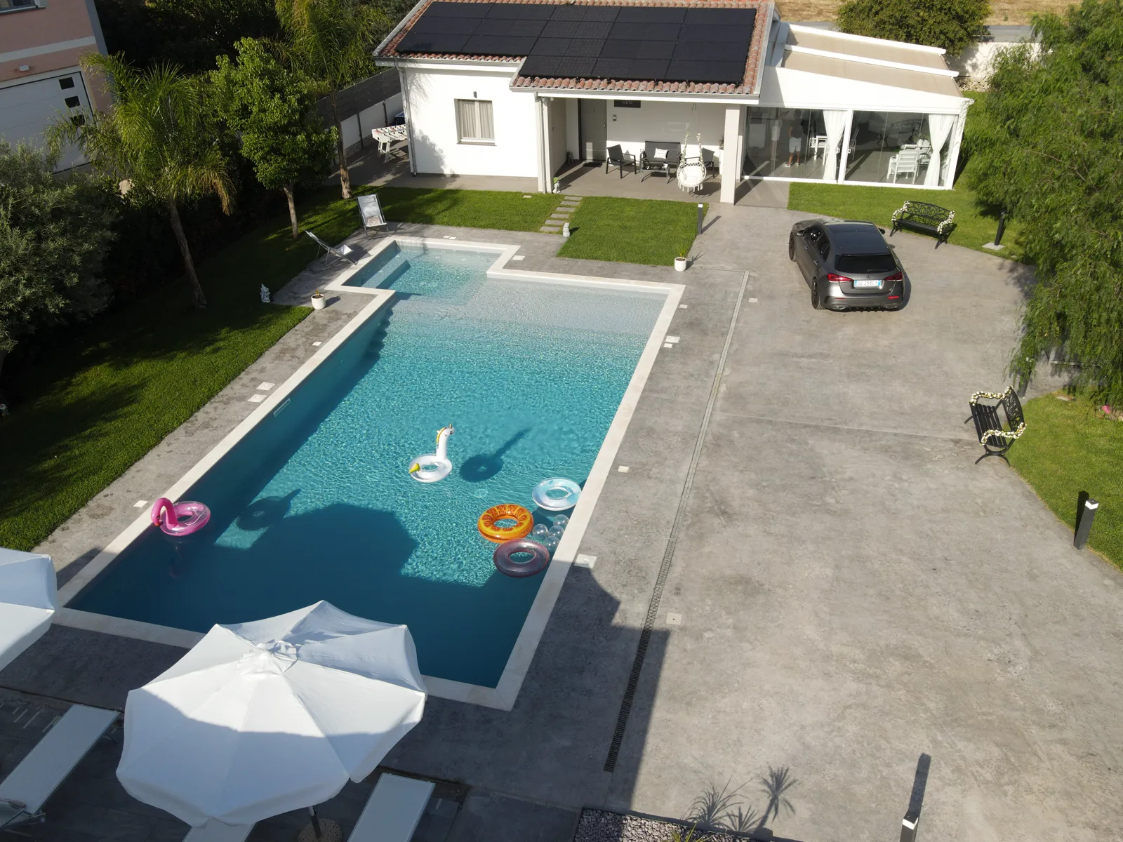 La villa e la piscina viste dall'alto
