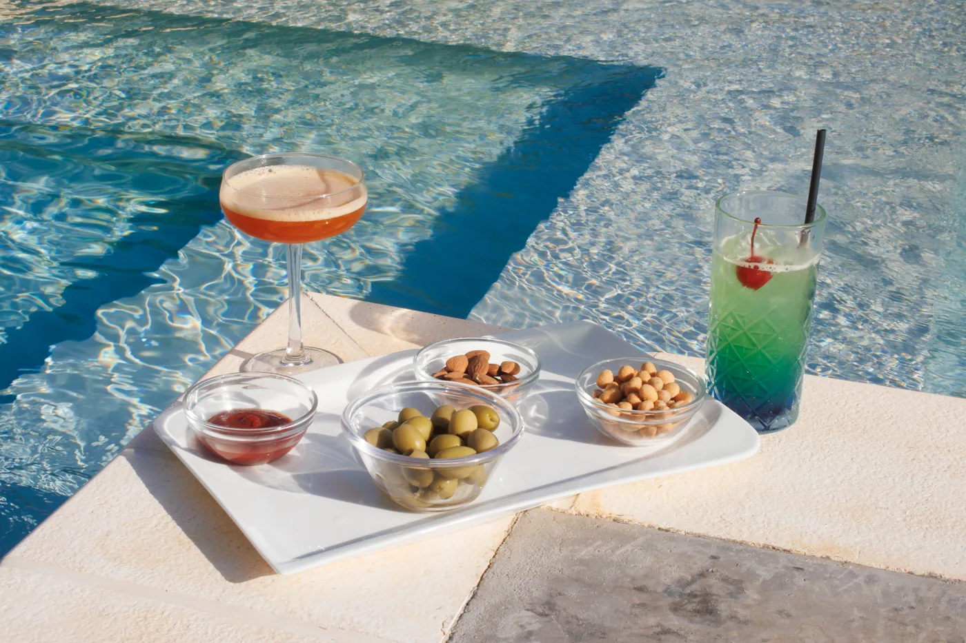 Aperitivo a bordo piscina a Villa Natìa