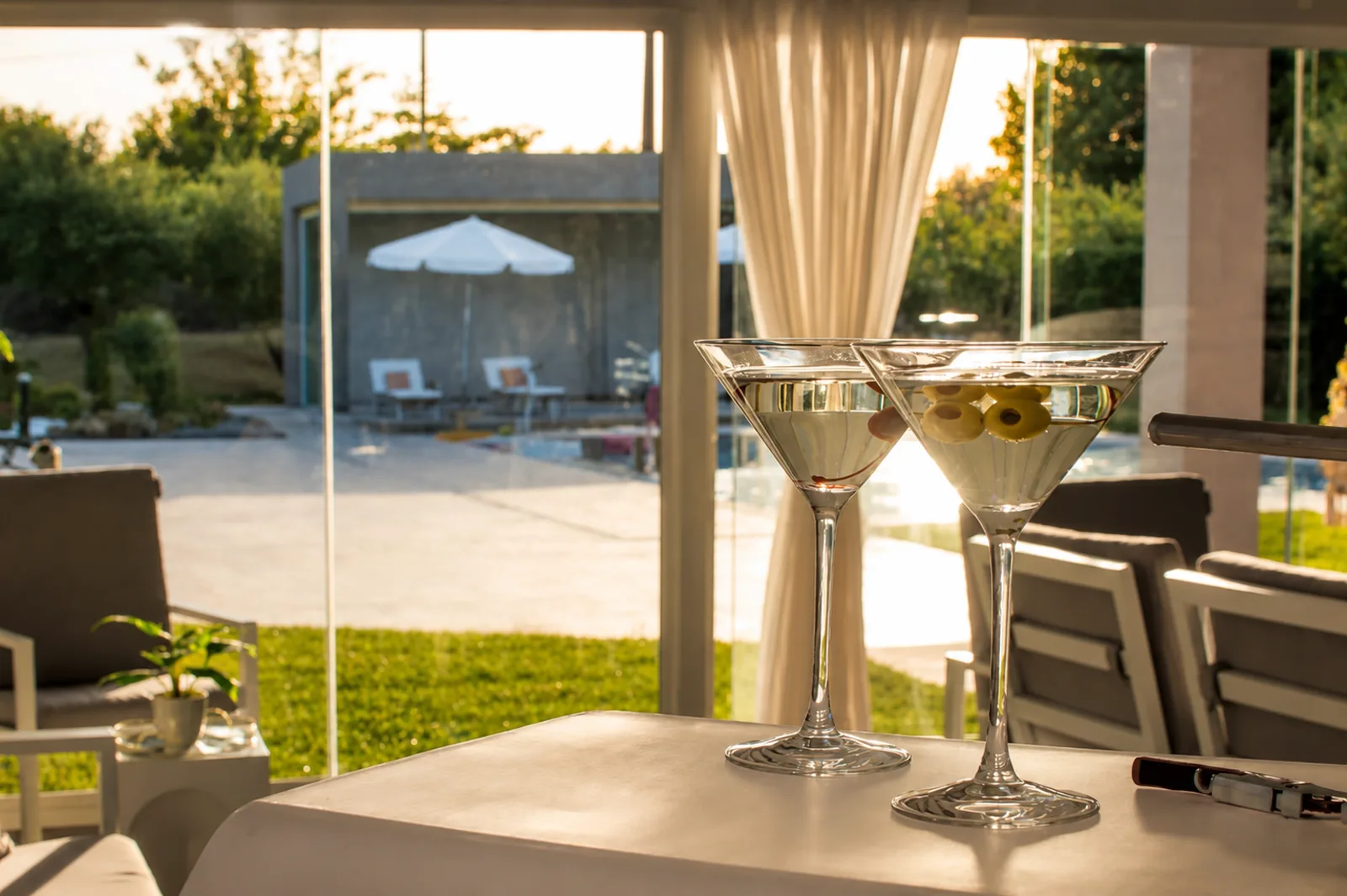 Aperitivo al tramonto con vista sulla piscina