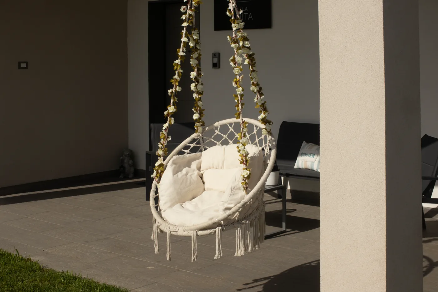La poltrona sospesa sotto la veranda