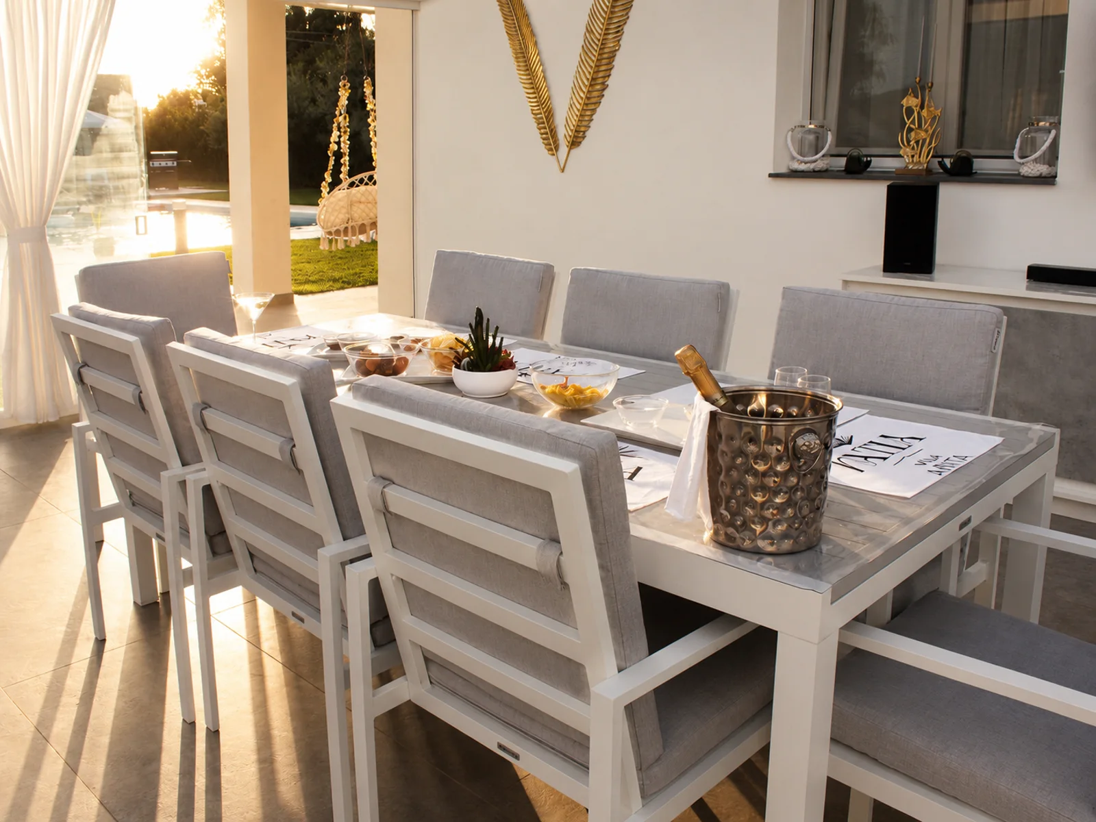 Tavola apparecchiata in veranda per eventi a Villa Natìa