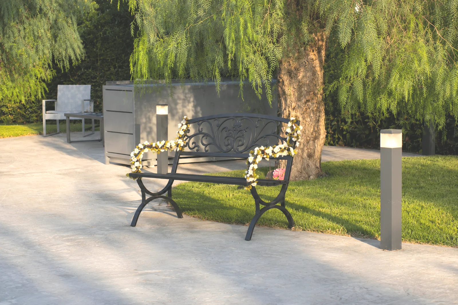 Panca fiorita nel giardino di Villa Natìa al tramonto