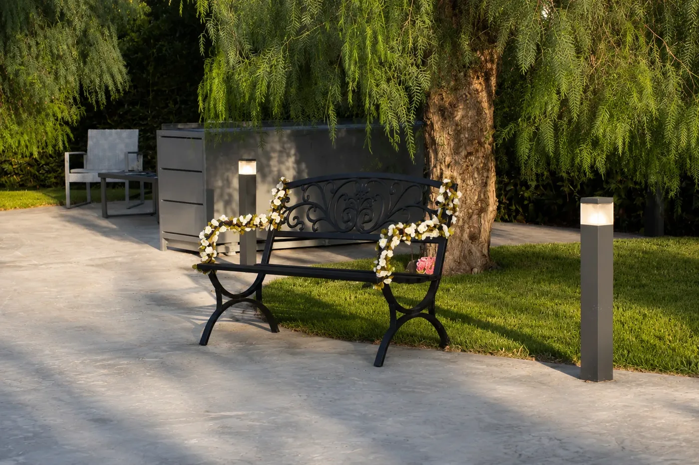Panche all'ombra degli alberi