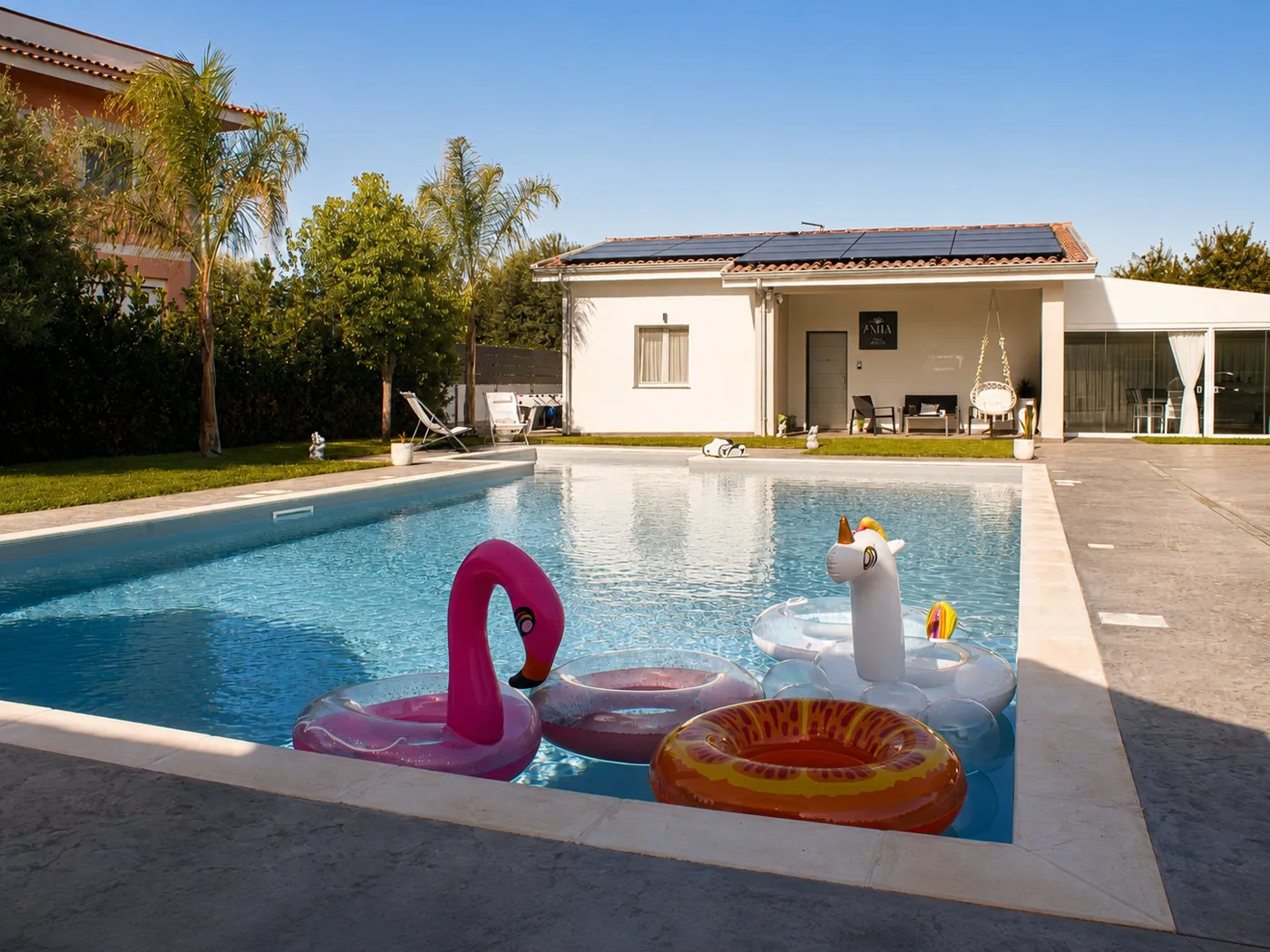 La villa con piscina e giardino