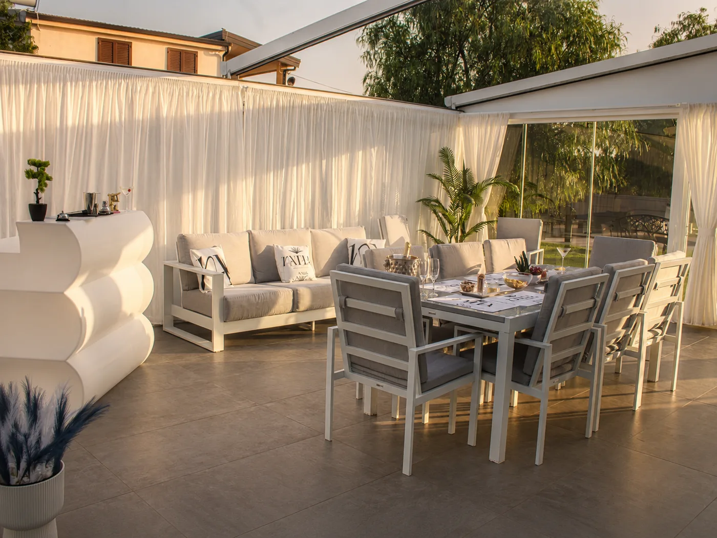 La veranda con salotto e zona pranzo