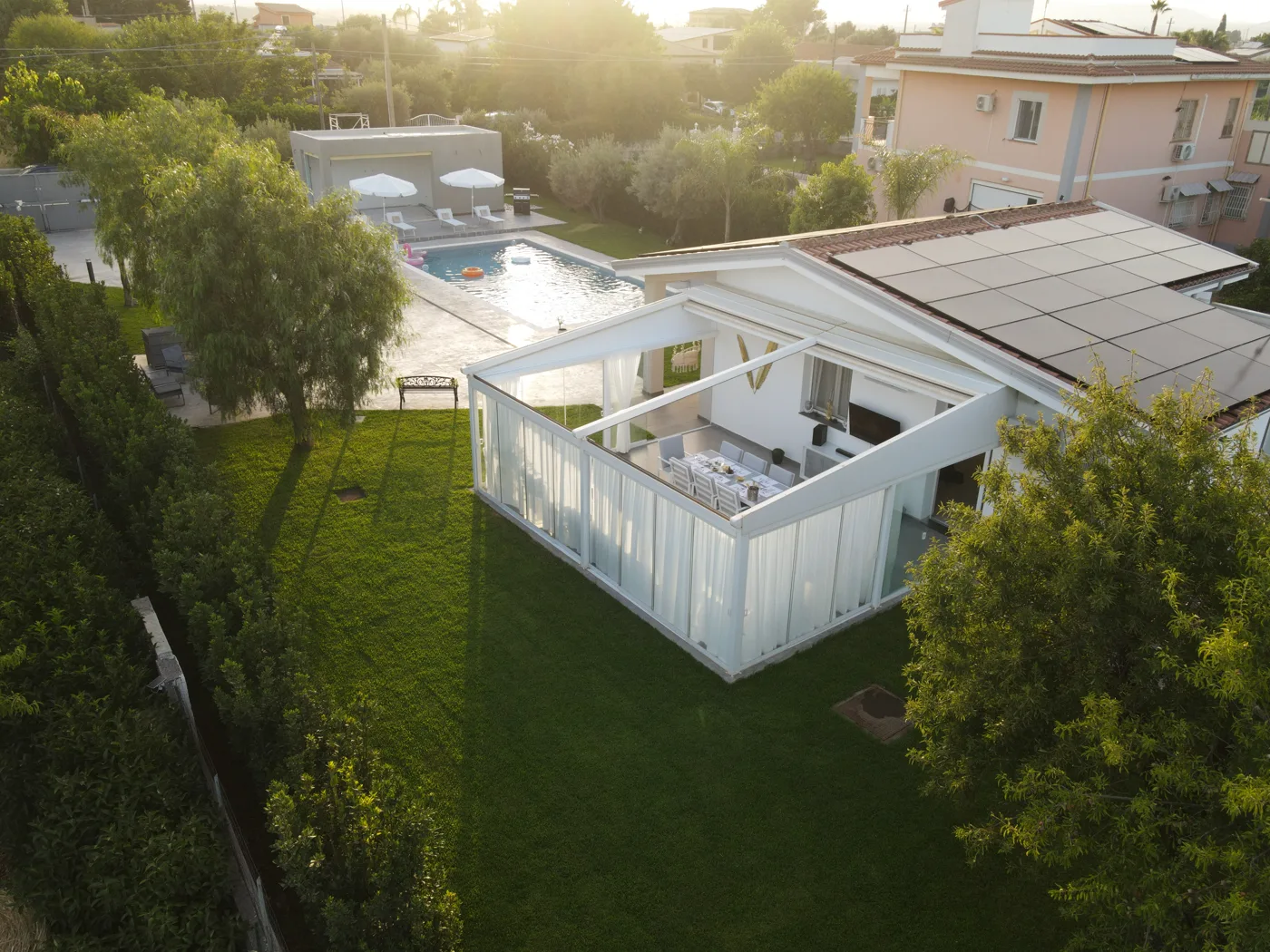 Vista aerea della villa con veranda e piscina