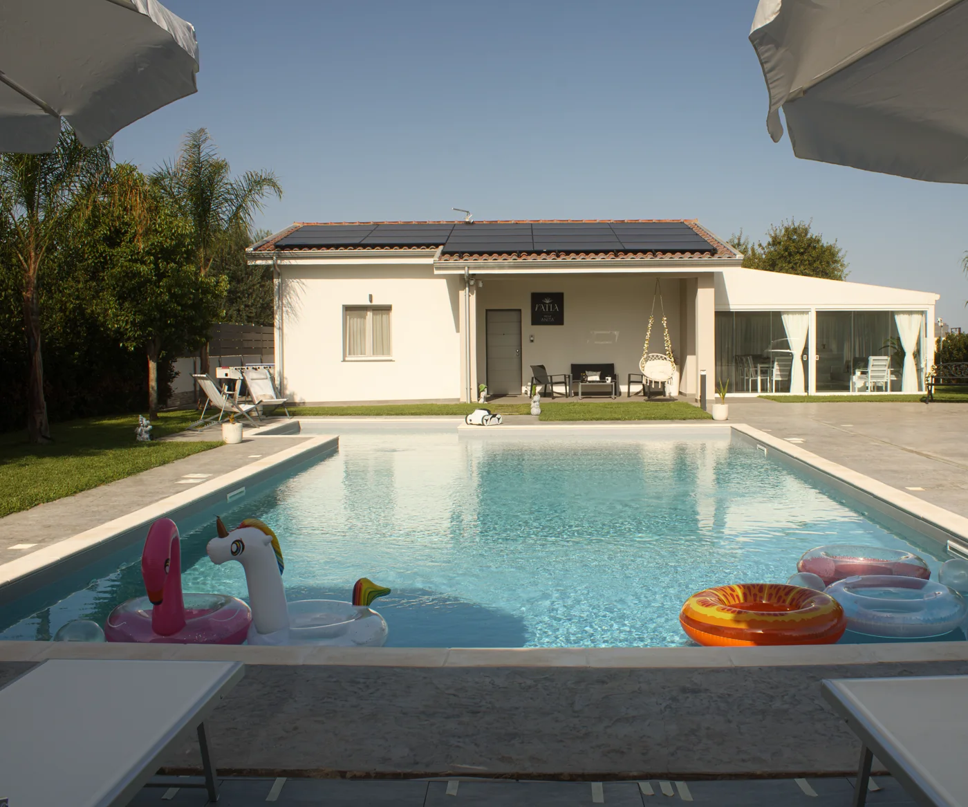 La villa e la piscina nel giardino