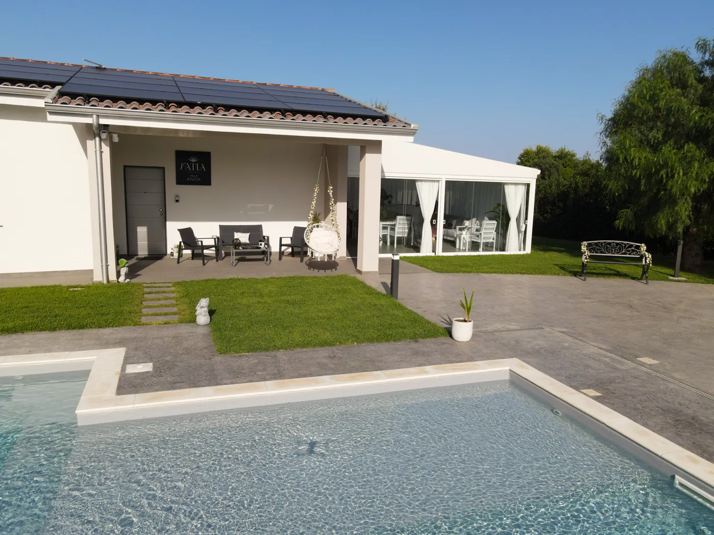 La villa con veranda, zona pranzo, giardino e piscina — spazi per eventi a Villa Natìa