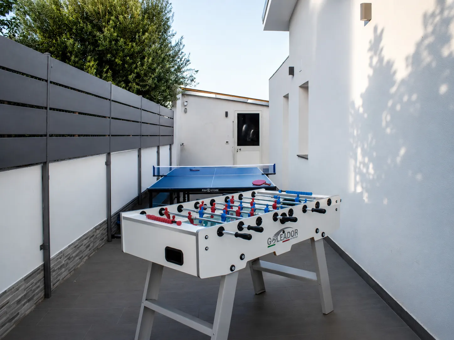 Il calcio balilla accanto al tavolo da ping pong