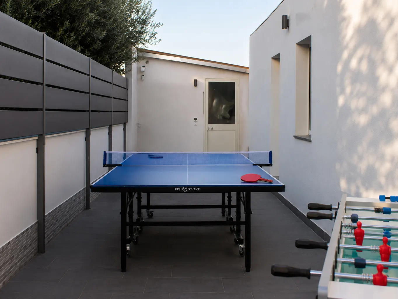 Il tavolo da ping pong e il calcio balilla nell'area esterna