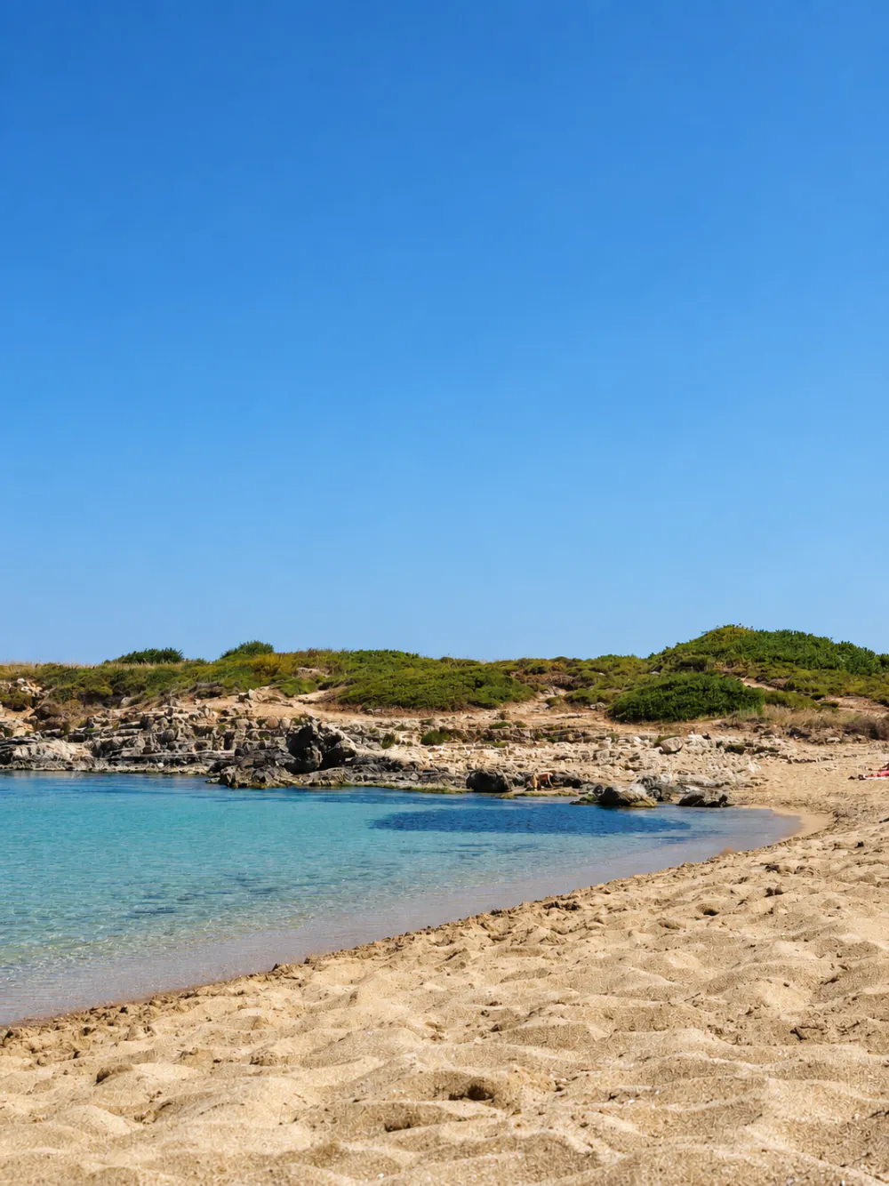 Der Sandstrand von Arenella mit türkisfarbenem Wasser, Syrakus